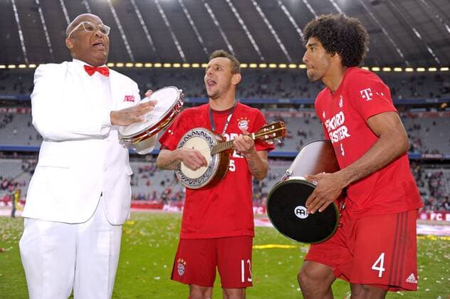 23.05.2015, Fussball 1.Bundesliga 2014 2015, 34.Spieltag, FC Bayern München - 1.FSV Mainz 05, in der Allianz-Arena München, Ehrung des Deutschen Meisters FC Bayern nach dem Spiel. Rafinha (mitte, Bayern) und Dante (re, Bayern München) feiern mit Brasilianischer Musik. 