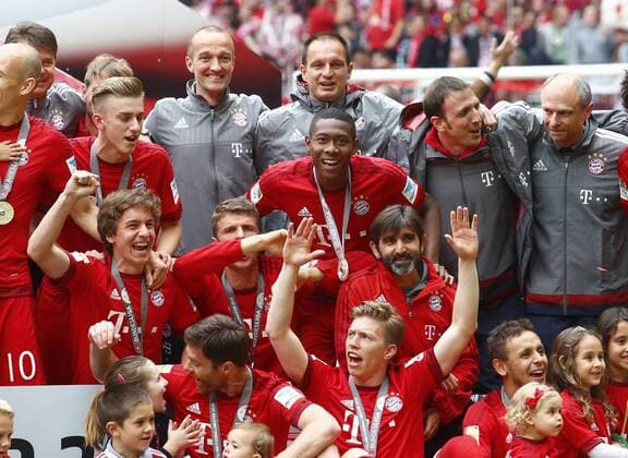 SOCCER - 1. DFL, Bayern vs Mainz MUNICH,GERMANY,23.MAY.15 - SOCCER - 1. DFL, 1. Deutsche Bundesliga, FC Bayern Muenchen vs 1. FSV Mainz 05. Image shows David Alaba (Bayern) and the team. Keywords: medal. GEPA xFelixxRoittner