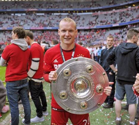 23.05.2015, Fussball 1.Bundesliga 2014 2015, 34.Spieltag, FC Bayern München - 1.FSV Mainz 05, in der Allianz-Arena München, Ehrung des Deutschen Meisters FC Bayern nach dem Spiel. Sebastian Rode (Bayern) mit Meisterschale. 