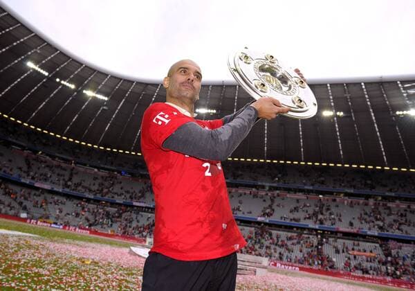23.05.2015, Fussball 1.Bundesliga 2014 2015, 34.Spieltag, FC Bayern München - 1.FSV Mainz 05, in der Allianz-Arena München, Ehrung des Deutschen Meisters FC Bayern nach dem Spiel. Trainer Pep Guardiola (Bayern München) mit Meisterschale. 