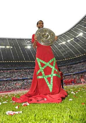 23.05.2015, Fussball 1.Bundesliga 2014 2015, 34.Spieltag, FC Bayern München - 1.FSV Mainz 05, in der Allianz-Arena München, Ehrung des Deutschen Meisters FC Bayern nach dem Spiel. Thiago (Bayern München) mit Meisterschale und Marrokanischer Nationalflagge. 