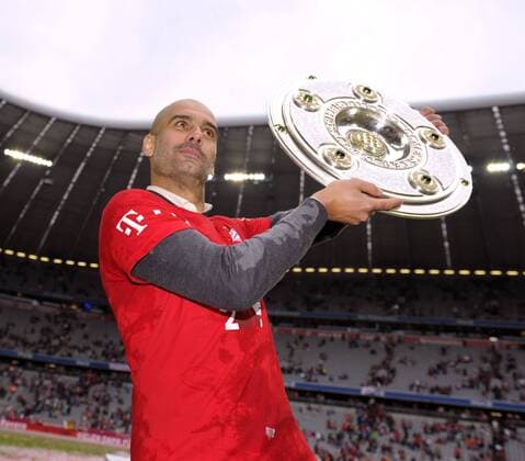 23.05.2015, Fussball 1.Bundesliga 2014 2015, 34.Spieltag, FC Bayern München - 1.FSV Mainz 05, in der Allianz-Arena München, Ehrung des Deutschen Meisters FC Bayern nach dem Spiel. Trainer Pep Guardiola (Bayern München) mit Meisterschale. 