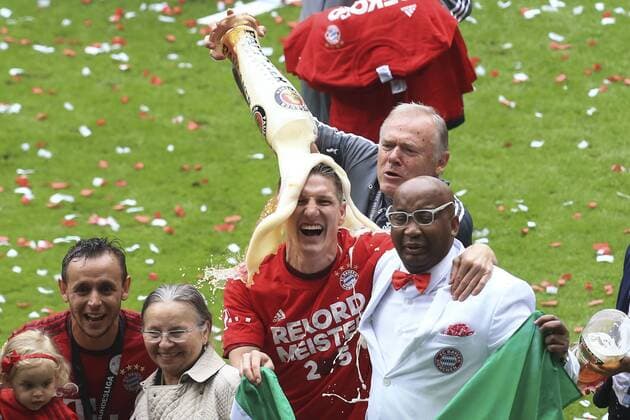 23.05.2015, Fussball 1.Bundesliga 2014 2015, 34.Spieltag, FC Bayern München - 1.FSV Mainz 05, in der Allianz-Arena München, Ehrung des Deutschen Meisters FC Bayern nach dem Spiel. Bastian Schweinsteiger (München) bekommt eine Bierdusche von Co-Trainer Hermann Gerland (Bayern). 