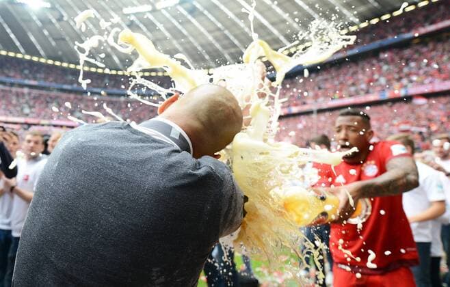 23.05.2015, xmwx, Fussball 1.Bundesliga, FC Bayern Muenchen - FSV Mainz 05, v.l. Trainer Pep Guardiola (FC Bayern Muenchen, links) wird von Jerome Boateng (FC Bayern Muenchen) und Jerome Boateng (FC Bayern Muenchen) mit Bier geduscht