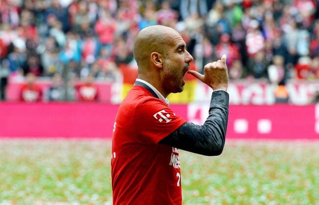23.05.2015, xmwx, Fussball 1.Bundesliga, FC Bayern Muenchen - FSV Mainz 05, v.l. Trainer Pep Guardiola (FC Bayern Muenchen) verlangt nach Bier