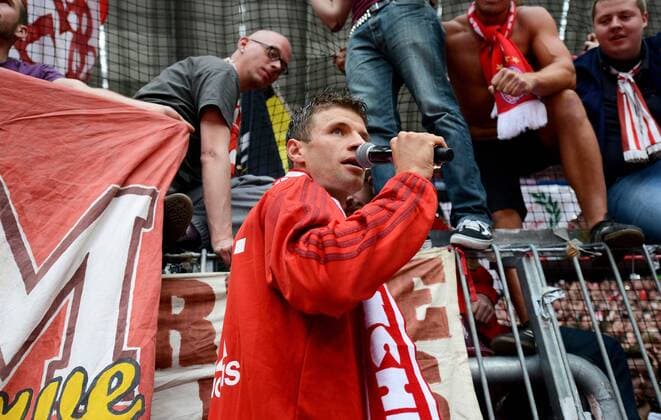 23.05.2015, xmwx, Fussball 1.Bundesliga, FC Bayern Muenchen - FSV Mainz 05, v.l. Thomas Mueller (FC Bayern Muenchen) auf dem Zaun bei den Fans