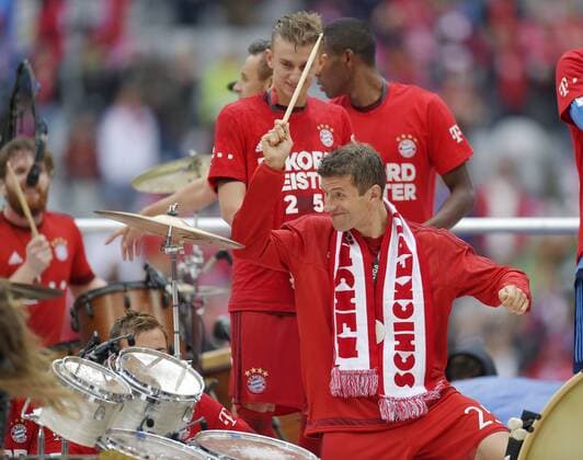 23.05.2015, Fussball 1.Bundesliga 2014 2015, 34.Spieltag, FC Bayern München - 1.FSV Mainz 05, in der Allianz-Arena München, Ehrung des Deutschen Meisters FC Bayern nach dem Spiel. Die Bayern feiern mit der Meisterschale. Thomas Müller (München) trommelt an einem Schlagzeug einer Musikgruppe herum. 