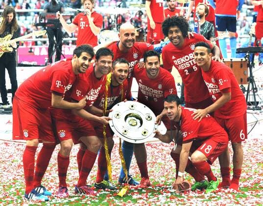 FC Bayern München Meisterehrung 23.05.2015. V.l: Javier Martinez, Xabi Alonso, Rafinha (vorne), Pepe Reina (hinten), Claudio Pizarro, Juan Bernat (vorne) Dante (hinten) und Thiago Alcantara mit der Meisterschale. HM