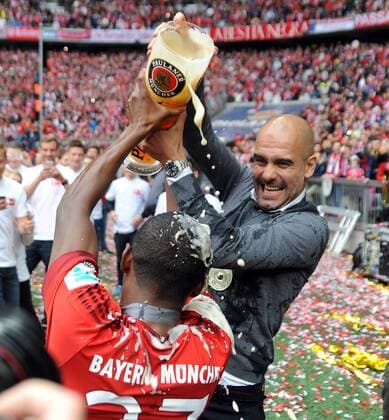 FC Bayern München Meisterehrung 23.05.2015. Trainer Pep Guardiola kämpft mit David Alaba um das Bierglas. HM