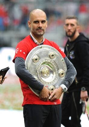 FC Bayern München Meisterehrung 23.05.2015. Trainer Pep Guardiola mit der Meisterschale. HM