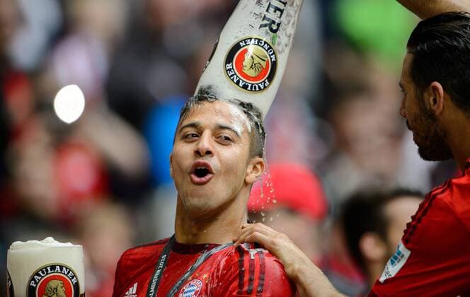 23. Mai 2015: München, Allianz Arena: Fussball 1. Bundesliga, 34. Spieltag: FC Bayern München - FSV Mainz 05: Münchens Thiago Alcantara bekommt eine Bierdusche.