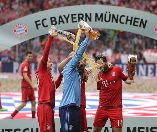 GER, 1. FBL, FC Bayern München vs. FSV Mainz 05 23.05.2015, Allianz Arena, München, GER, 1. FBL, FC Bayern München vs. FSV Mainz 05 Zum 25. Male Deutscher Meister, der FC Bayern München Sebastian Rode (München), Pepe Reina (München), Xabi Alonso (München) und Claudio Pizarro (München) beschütten sich mit Bier nphxBratic