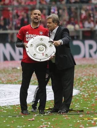 GER, 1. FBL, FC Bayern München vs. FSV Mainz 05 23.05.2015, Allianz Arena, München, GER, 1. FBL, FC Bayern München vs. FSV Mainz 05 Zum 25. Male Deutscher Meister, der FC Bayern München Pressesprecher Markus Hörwick will Trainer Josep Guardiola (München) überreden zu den nphxBratic