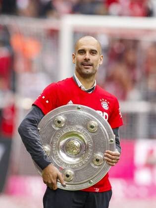Trainer Cheftrainer Pep GUARDIOLA (FCB) Meisterschale, Schale, Teller, Trophaee, Deutsche Meisterschaft, Meister-schale, FC BAYERN MUENCHEN - FSV MAINZ 05 (2-0 ) Fussball 1. Bundesliga , Muenchen, am 23.05.2015, 34.Spieltag, Saison 2014 2015, 1.Liga, 1.Bundesliga, FCB, Deutscher Meister