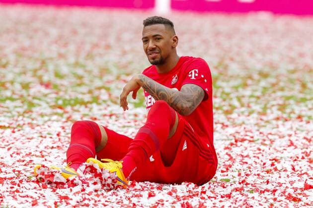 Jerome BOATENG (FCB 17) sitzt im Konfetti FC BAYERN MUENCHEN - FSV MAINZ 05 (2-0 ) Fussball 1. Bundesliga , Muenchen, am 23.05.2015, 34.Spieltag, Saison 2014 2015, 1.Liga, 1.Bundesliga, FCB, Deutscher Meister