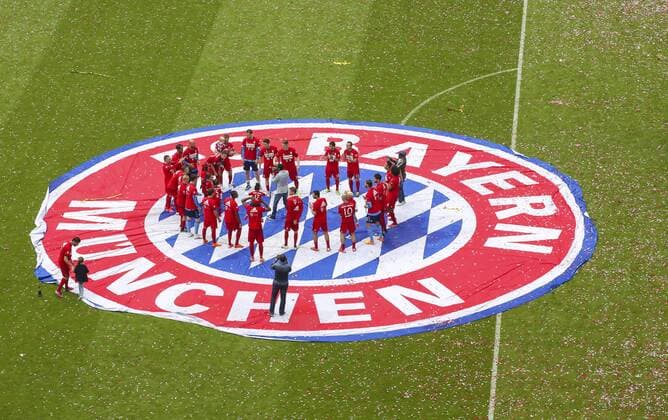 Spieler tanzen und jubeln, Stadion, Fussballstadion, Tribuenen, Zuschauertribuene, Innenansicht, Architektur Rasen, innen FC BAYERN MUENCHEN - FSV MAINZ 05 (2-0 ) Fussball 1. Bundesliga , Muenchen, am 23.05.2015, 34.Spieltag, Saison 2014 2015, 1.Liga, 1.Bundesliga, FCB, Deutscher Meister