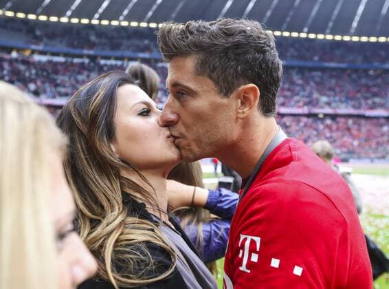 Anna, Frau gekuesst von Robert LEWANDOWSKI, BVB 9 FC BAYERN MUENCHEN - FSV MAINZ 05 (2-0 ) Fussball 1. Bundesliga , Muenchen, am 23.05.2015, 34.Spieltag, Saison 2014 2015, 1.Liga, 1.Bundesliga, FCB, Deutscher Meister