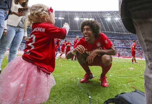 DANTE, FCB 4 spielt mit Tochter von Rafinha Tochter Maria-Luiza FC BAYERN MUENCHEN - FSV MAINZ 05 (2-0 ) Fussball 1. Bundesliga , Muenchen, am 23.05.2015, 34.Spieltag, Saison 2014 2015, 1.Liga, 1.Bundesliga, FCB, Deutscher Meister