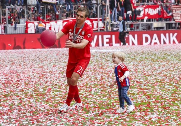 Philipp LAHM spielt mit Sohn Julian FC BAYERN MUENCHEN - FSV MAINZ 05 (2-0 ) Fussball 1. Bundesliga , Muenchen, am 23.05.2015, 34.Spieltag, Saison 2014 2015, 1.Liga, 1.Bundesliga, FCB, Deutscher Meister
