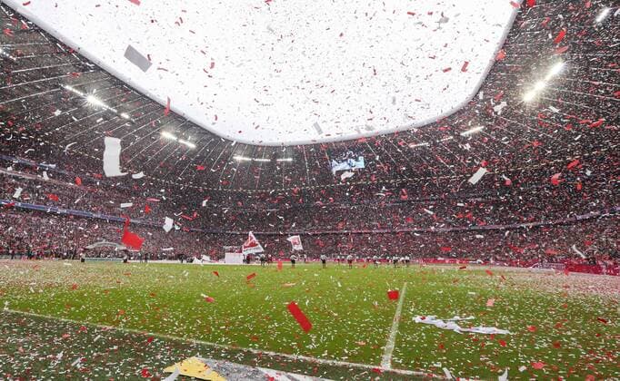 Konfettiregen bei der Siegerehrung Stadion, Fussballstadion, Tribuenen, Zuschauertribuene, Innenansicht, Architektur Rasen, innen FC BAYERN MUENCHEN - FSV MAINZ 05 (2-0 ) Fussball 1. Bundesliga , Muenchen, am 23.05.2015, 34.Spieltag, Saison 2014 2015, 1.Liga, 1.Bundesliga, FCB, Deutscher Meister