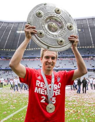 Philipp Lahm (FCB 21) Meisterschale, Schale, Teller, Trophaee, Deutsche Meisterschaft, Meister-schale, FC BAYERN MUENCHEN - FSV MAINZ 05 (2-0 ) Fussball 1. Bundesliga , Muenchen, am 23.05.2015, 34.Spieltag, Saison 2014 2015, 1.Liga, 1.Bundesliga, FCB, Deutscher Meister