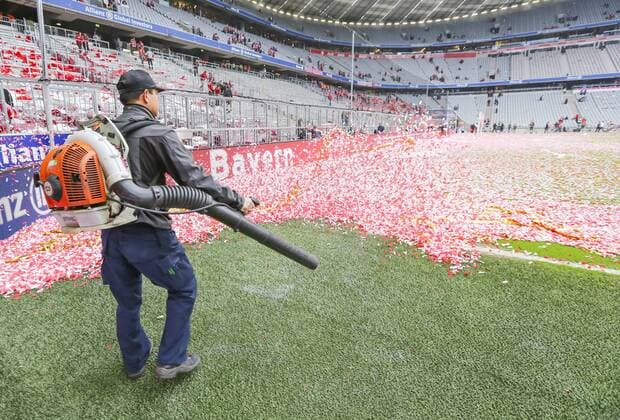 Aufraeumarbeiten Konfetti Stadion, Fussballstadion, Tribuenen, Zuschauertribuene, Innenansicht, Architektur Rasen, innen FC BAYERN MUENCHEN - FSV MAINZ 05 (2-0 ) Fussball 1. Bundesliga , Muenchen, am 23.05.2015, 34.Spieltag, Saison 2014 2015, 1.Liga, 1.Bundesliga, FCB, Deutscher Meister