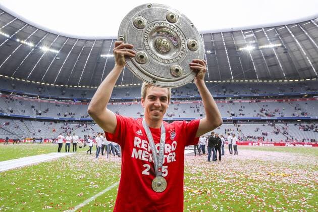 Philipp Lahm (FCB 21) Meisterschale, Schale, Teller, Trophaee, Deutsche Meisterschaft, Meister-schale, FC BAYERN MUENCHEN - FSV MAINZ 05 (2-0 ) Fussball 1. Bundesliga , Muenchen, am 23.05.2015, 34.Spieltag, Saison 2014 2015, 1.Liga, 1.Bundesliga, FCB, Deutscher Meister