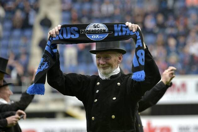 23-05-2015 pmk MX116060 Fussball Herren Bundesliga Saison 2014 2015 SC Paderborn - VfB Stuttgart 1:2 (1:1) Schornsteinfeger als Glueckbringer