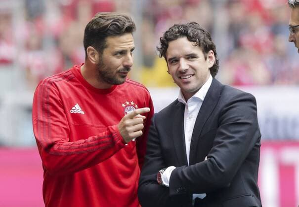 Claudio PIZARRO, FCB 14 scherzt mit Owen Hargreaves, ehemaliger FCB-Spieler FC BAYERN MUENCHEN - FSV MAINZ 05 (2-0) Fussball 1. Bundesliga , Muenchen, am 23.05.2015, 34.Spieltag, Saison 2014 2015, 1.Liga, 1.Bundesliga, FCB, Deutscher Meister