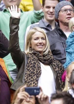 Claudia Lahm, Ehefrau von Philipp LAHM mit Baby Julian , winkt, gestikuliert und gibt Anweisungen, Aktion, Einzelbild, Gestik, Geste, Handbewegung, zeigen, deuten , auf der Ehrentribuene, Ehrengaeste, Prominenz, Promi, VIP, , Portrait, Porträt FC BAYERN MUENCHEN - FSV MAINZ 05 (2-0) Fussball 1. Bundesliga , Muenchen, am 23.05.2015, 34.Spieltag, Saison 2014 2015, 1.Liga, 1.Bundesliga, FCB, Deutscher Meister