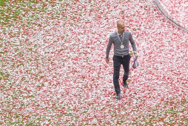 Trainer Cheftrainer Pep GUARDIOLA (FCB) , mit Medaille geht über Rasen, der mit konfetti bedeckt ist, alleine Portrait, Porträt FC BAYERN MUENCHEN - FSV MAINZ 05 (2-0) Fussball 1. Bundesliga , Muenchen, am 23.05.2015, 34.Spieltag, Saison 2014 2015, 1.Liga, 1.Bundesliga, FCB, Deutscher Meister