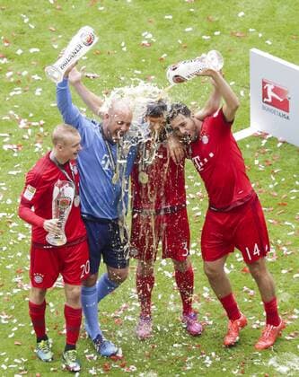 Xabi ALONSO, FCB 3 und Manuel NEUER, FCB 1 schuetten sich Bier über den Kof, Thomas MUELLER, MÜLLER, FCB 25 , Pepe REINA, FCB 23 Torwart , Sebastian RODE, FCB 20 FC BAYERN MUENCHEN - FSV MAINZ 05 (2-0) Fussball 1. Bundesliga , Muenchen, am 23.05.2015, 34.Spieltag, Saison 2014 2015, 1.Liga, 1.Bundesliga, FCB, Deutscher Meister