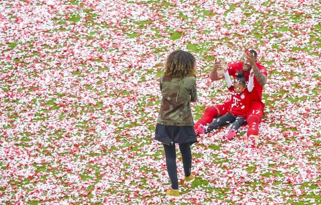 Jerome BOATENG FCB 17 Kinder Soley, Lamia spielt im Konfetti, Meisterfeier, Sherin SENLER, telefoniert mit dem Handy, fotografiert, iphone apple FC BAYERN MUENCHEN - FSV MAINZ 05 (2-0) Fussball 1. Bundesliga , Muenchen, am 23.05.2015, 34.Spieltag, Saison 2014 2015, 1.Liga, 1.Bundesliga, FCB, Deutscher Meister
