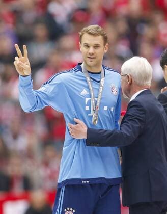 Praesident Reinhard Rauball, BVB und DFL Ligapraesident und Manuel NEUER, FCB 1 mit Medaille um, Meisterfeier FC BAYERN MUENCHEN - FSV MAINZ 05 (2-0) Fussball 1. Bundesliga , Muenchen, am 23.05.2015, 34.Spieltag, Saison 2014 2015, 1.Liga, 1.Bundesliga, FCB, Deutscher Meister
