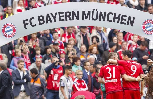 Symbolbild, Illustration, Bastian SCHWEINSTEIGER, FCB 31 , Robert LEWANDOWSKI, FCB 9 umarmt gehen durch das Deutsche Meisterschaft Tor, Meister-Feier, Jubel, Freude, Emotionen, Feiern, Lachen, jubelt, freuen, reisst die Arme hoch, ballt die Faust FC BAYERN MUENCHEN - FSV MAINZ 05 (2-0) Fussball 1. Bundesliga , Muenchen, am 23.05.2015, 34.Spieltag, Saison 2014 2015, 1.Liga, 1.Bundesliga, FCB, Deutscher Meister