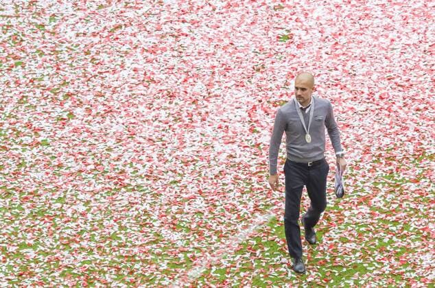 Trainer Cheftrainer Pep GUARDIOLA (FCB) , mit Medaille geht über Rasen, der mit konfetti bedeckt ist, alleine Portrait, Porträt , witzig, FC BAYERN MUENCHEN - FSV MAINZ 05 (2-0) Fussball 1. Bundesliga , Muenchen, am 23.05.2015, 34.Spieltag, Saison 2014 2015, 1.Liga, 1.Bundesliga, FCB, Deutscher Meister