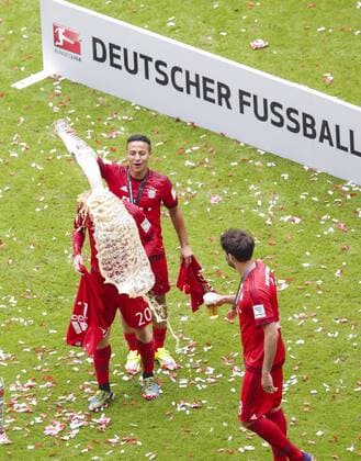 Bierdusche für: Claudio PIZARRO, FCB 14 schuettet bier über den Kopf, weil Nr.19 bei ihm offentsichtlich auch die Körperhaare nicht pflegt, Meisterschale, Schale, Teller, Trophaee, Deutsche Meisterschaft, Meister-schale, schuettet Bier FC BAYERN MUENCHEN - FSV MAINZ 05 (2-0) Fussball 1. Bundesliga , Muenchen, am 23.05.2015, 34.Spieltag, Saison 2014 2015, 1.Liga, 1.Bundesliga, FCB, Deutscher Meister