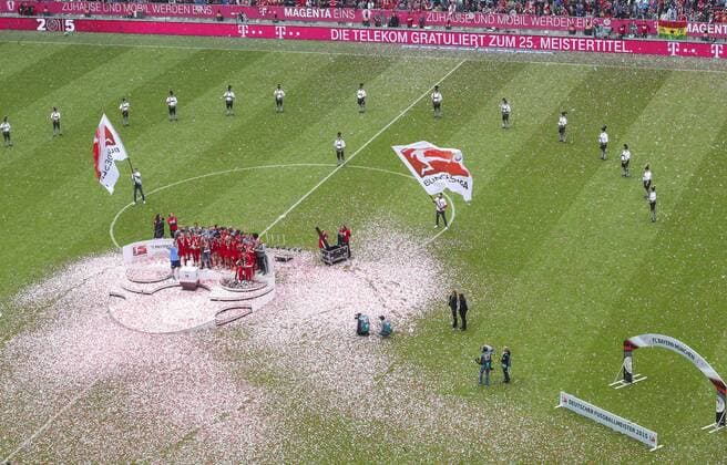 Spieler tanzen und jubeln, Stadion, Fussballstadion, Tribuenen, Zuschauertribuene, Innenansicht, Architektur Rasen, innen FC BAYERN MUENCHEN - FSV MAINZ 05 (2-0 ) Fussball 1. Bundesliga , Muenchen, am 23.05.2015, 34.Spieltag, Saison 2014 2015, 1.Liga, 1.Bundesliga, FCB, Deutscher Meister
