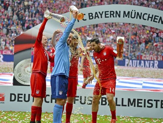 23.05.2015, Fussball 1.Bundesliga 2014 2015, 34.Spieltag, FC Bayern München - 1.FSV Mainz 05, in der Allianz-Arena München, Ehrung des Deutschen Meisters FC Bayern nach dem Spiel. Fröhliches Bierschütten, v.li: Sebastian Rode (Bayern), Torwart Pepe Reina (Bayern München), Claudio Pizarro (Bayern München) . 