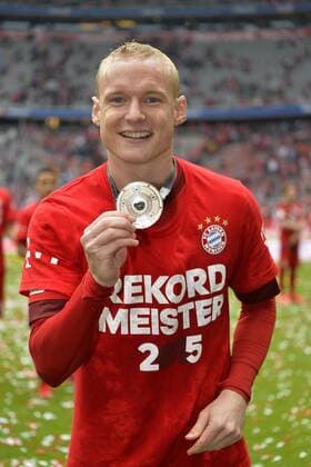 23.05.2015, Fussball 1.Bundesliga 2014 2015, 34.Spieltag, FC Bayern München - 1.FSV Mainz 05, in der Allianz-Arena München, Ehrung des Deutschen Meisters FC Bayern nach dem Spiel. Sebastian Rode (Bayern) zeigt stolz seine Meister-Medaille in die Kamera. 
