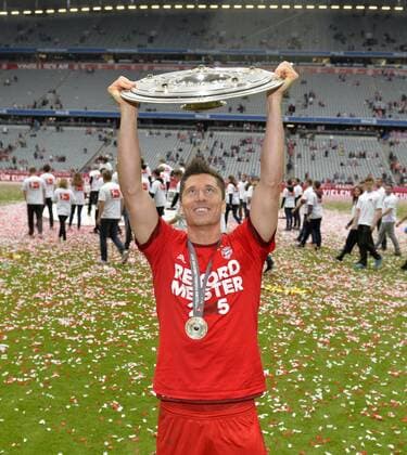 23.05.2015, Fussball 1.Bundesliga 2014 2015, 34.Spieltag, FC Bayern München - 1.FSV Mainz 05, in der Allianz-Arena München, Ehrung des Deutschen Meisters FC Bayern nach dem Spiel. Robert Lewandowski (Bayern München) stemmt die Schale in die Luft. 