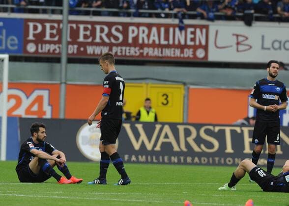 SC Paderborn - VFB Stuttgart 23.05.2015 Traurige Paderborner v.l.: Lukas Rupp, Uwe Hünemeier (SCP) und Mario Vrancic HM