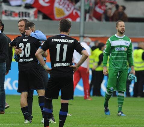 SC Paderborn - VFB Stuttgart 1:2 23.05.2015 Traurige Paderborner v.l: Trainer André Breitenreiter (SCP) umarmt Süleyman Koc, daneben Moritz Stoppelkamp und TW Lukas Kruse (alle Paderborn) HM