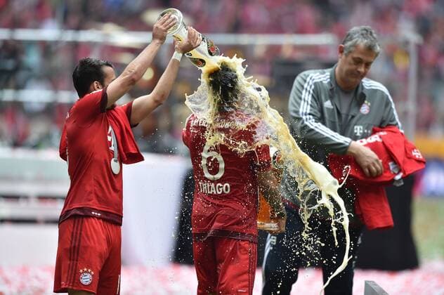 23.05.2015, Fussball, Saison 2014 15, 1. Bundesliga, 34. Spieltag, FC Bayern München - FSV Mainz 05 2:0 Bierdusche von Juan Bernat (Bayern Muenchen) für Thiago Alcantara (Bayern Muenchen)