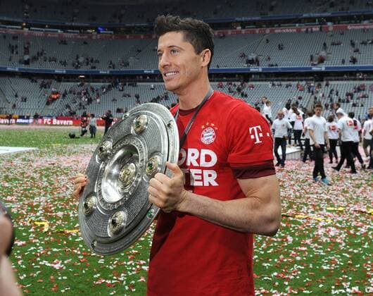 23.05.2015, Fussball, Saison 2014 15, 1. Bundesliga, 34. Spieltag, FC Bayern München - FSV Mainz 05 2:0 Robert Lewandowski (Bayern Muenchen) mit der Meisterschale