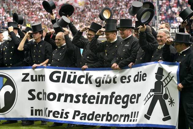 23-05-2015 pmk MX116163 Fussball Herren Bundesliga Saison 2014 2015 SC Paderborn - VfB Stuttgart 1:2 (1:1) Schornsteinfeger als Glueckbringer