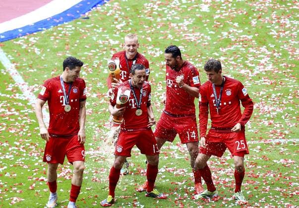 23.05.2015, Fussball 1.Bundesliga 2014 2015, 34.Spieltag, FC Bayern München - 1.FSV Mainz 05, in der Allianz-Arena München, Ehrung des Deutschen Meisters FC Bayern nach dem Spiel. Bierdusche, v.li: Robert Lewandowski (Bayern München), Sebastian Rode (Bayern), Rafinha (Bayern), Claudio Pizarro (Bayern München) , Thomas Müller (München).