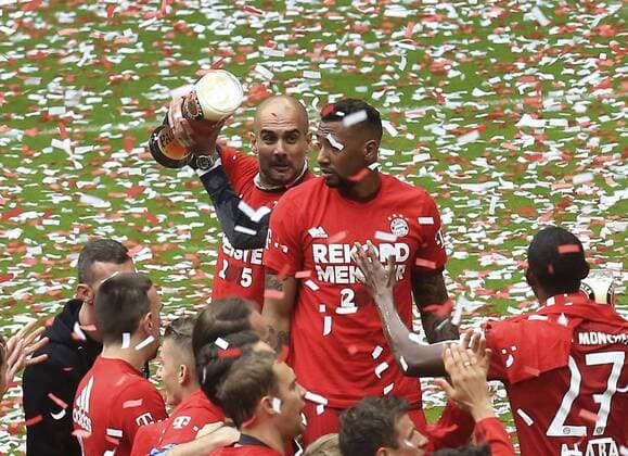 23.05.2015, Fussball 1.Bundesliga 2014 2015, 34.Spieltag, FC Bayern München - 1.FSV Mainz 05, in der Allianz-Arena München, Ehrung des Deutschen Meisters FC Bayern nach dem Spiel. Trainer Pep Guardiola (Bayern München) versucht Jerome Boateng (Bayern) eine Bierdusche zu verpassen. 