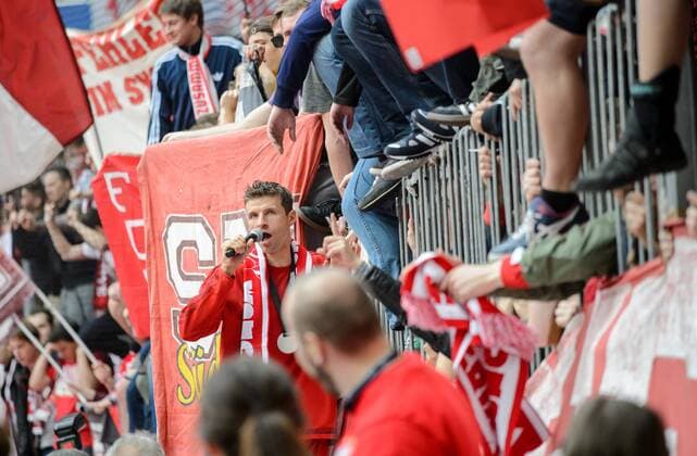 23. Mai 2015: Muenchen, Allianz Arena: Fussball 1. Bundesliga, 34. Spieltag: FC Bayern Muenchen - FSV Mainz 05: Muenchens Thomas Müller auf dem Zaun bei den Fans.