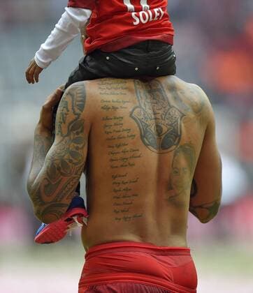 23.05.2015, Fussball 1.Bundesliga 2014 2015, 34.Spieltag, FC Bayern München - 1.FSV Mainz 05, in der Allianz-Arena München, Jerome Boateng (Bayern) hat von seinen Töchtern Soley und Lamia Tatoos auf dem Rücken und eine ganze Liste voller Namen unter anderem steht auf der Liste der Name von seinem Bruder Kevin-Prinz Boateng. 